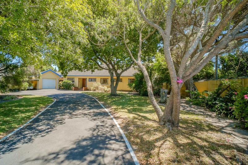 4 Bedroom Property for Sale in Meadowridge Western Cape